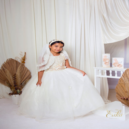 Front view of the pearl-colored Mariposa model communion dress with 3D butterflies and voluminous tulle skirt
